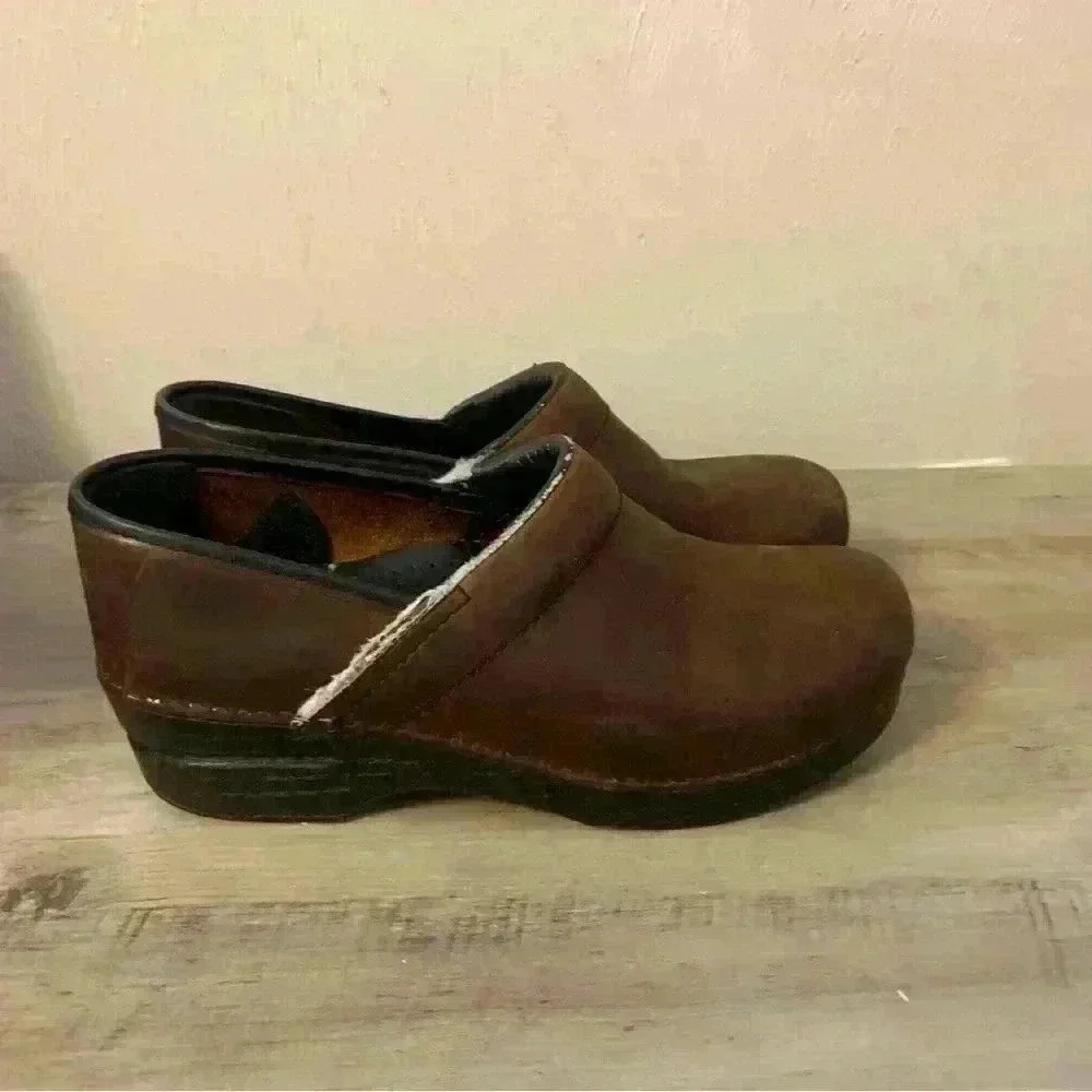 Dansko Professional Clog in Antique Oiled Brown Size 39 (8.5-9)